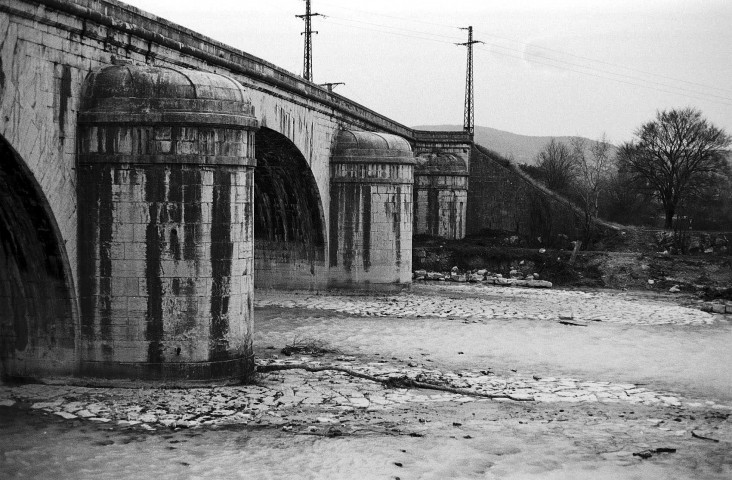 Livron-sur-Drôme. - La face ouest du pont sur la Drôme.