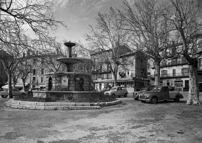 Nyons. - La fontaine place de la Libération.