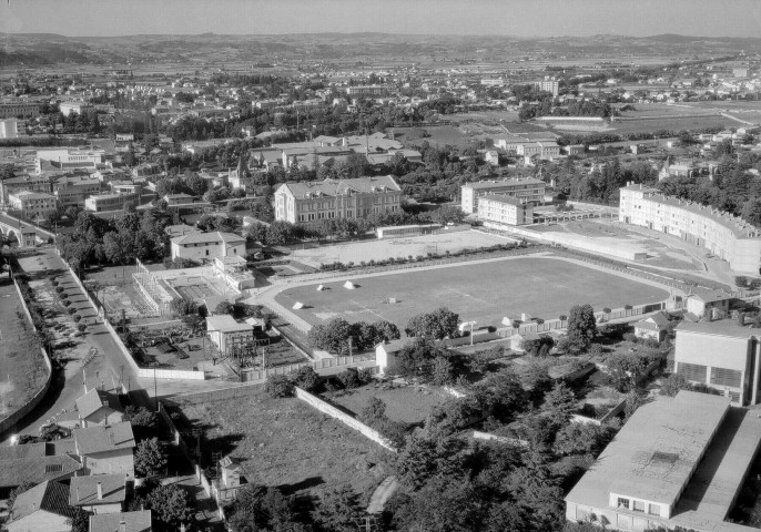 Romans-sur-Isère.- Vue aérienne de la piscine et du camping.