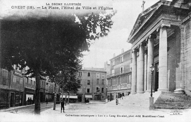 Crest.- La place avec l'église Saint-Sauveur au premier plan.