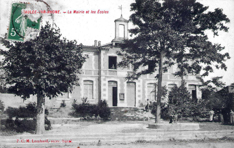 La mairie et le groupe scolaire.