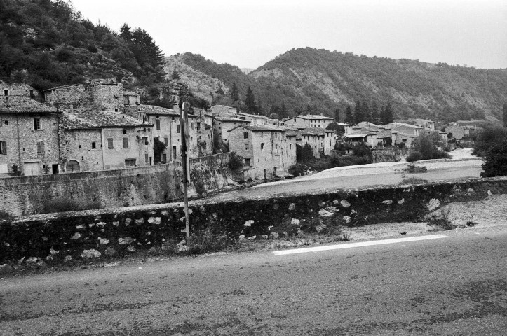 Pontaix.- Vue du village au nord du temple.