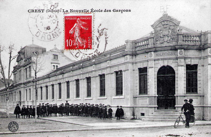 Le groupe scolaire Charles Royannez, cours Joubernon.