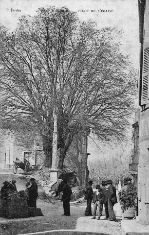 Étoile-sur-Rhône. - Place de l'église et Grande Rue.