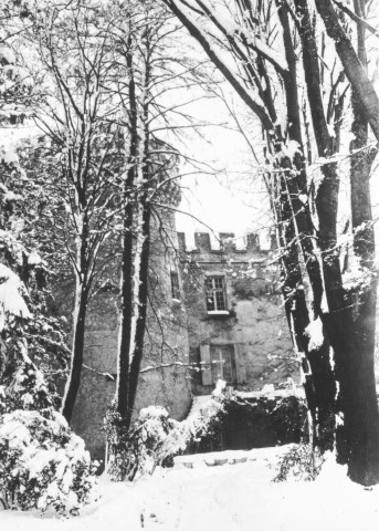 Charols, château de Salettes. - La grosse tour.
