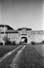 Bésayes. - La poterne d'entrée sud du domaine des Thévenins.