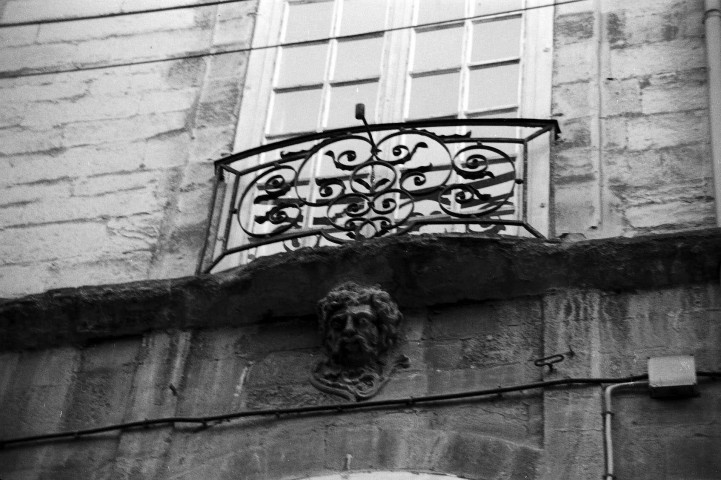 Crest.- Détails de la façade sur rue de l'ancienne école maternelle. Flou