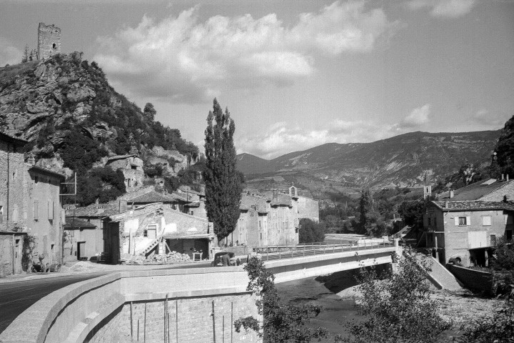 Pontaix.- Le pont sur la Drôme