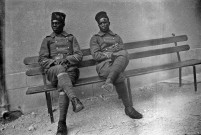 Suze-la-Rousse.- Deux soldats du régiment des tirailleurs sénégalais.