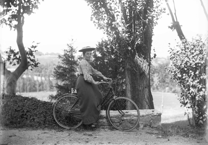 Charols, château de Salettes. - Aimée Champin à bicyclette.