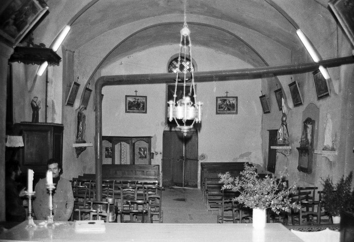 Peyrins. - La nef et le porche de la chapelle Saint-Ange.