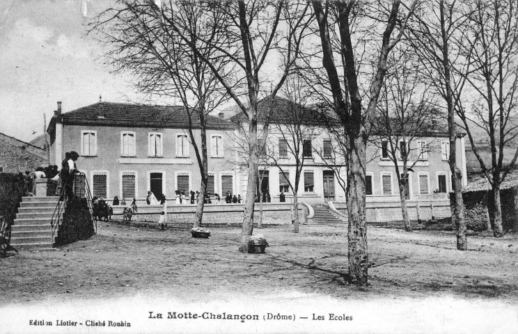 La mairie et le groupe scolaire.