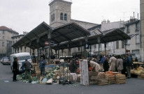 Valence.- Jour de marché place Saint-Jean.