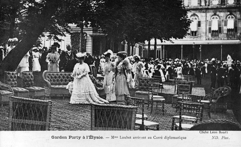 Réception dans les jardins de l'Élysée.