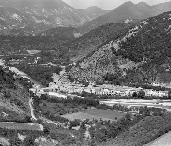 Vue aérienne du village au bord de l'Eygues.