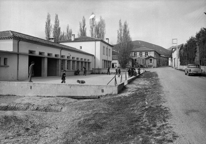 Le Pègue. - Le groupe scolaire