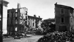 Valence.- Place Charles Huguenel et rue Farnerie après le bombardement américain du 15 août 1944.