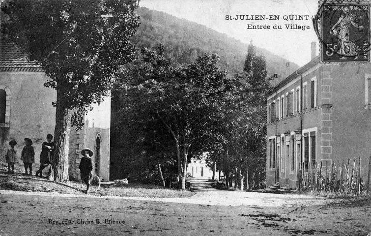 Saint-Julien-en-Quint. - Place du village.