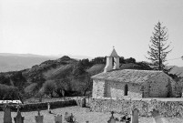 Bellecombe-Tarendol. - L'église Saint-Laurent et le cimetière, après restauration.