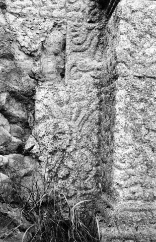 Montbrun-les-Bains.- Détail du décor vermiculé du porche du château, avant les travaux.