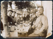 Soldats à table.