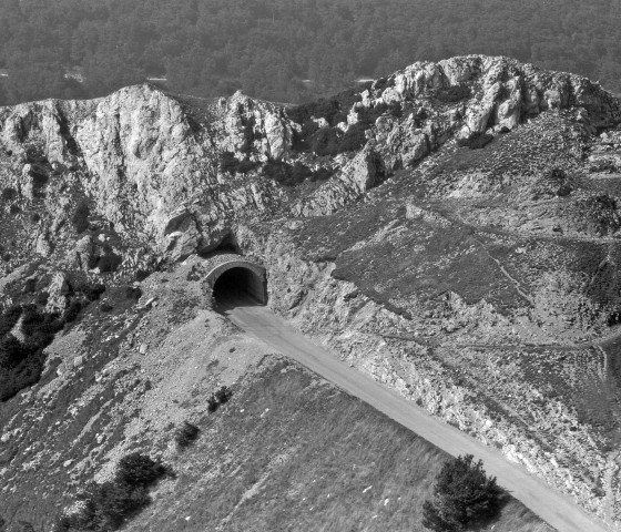 Vue aérienne du col de la Bataille (alt. 1315 m.).