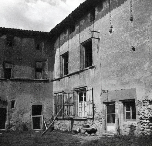 Manthes.- Façades donnant sur la cour intérieure de l'ancien Prieuré de bénédictins de l'ordre de Cluny.