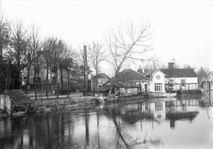 Jessains (Aube), usine de Beaulieu. - Vue depuis le pont sur l'Aube.