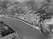 Vue aérienne de la ville, du Rhône et de l'embouchure de la Galaure.