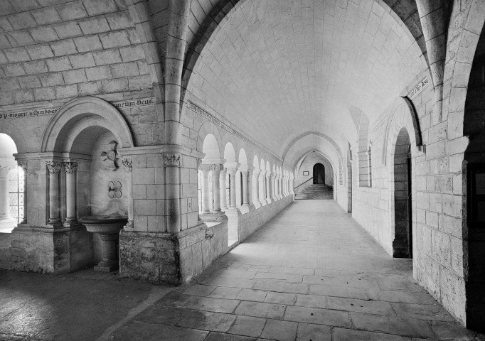 Montjoyer. - Le cloître de l'abbaye Notre Dame d'Aiguebelle.