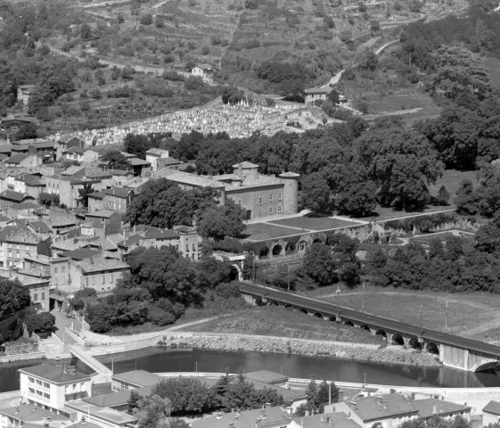 Vue aérienne d'une partie de la ville et du château.