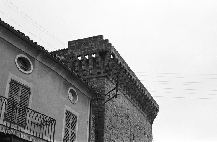 Chabeuil.- Angle nord-ouest de la porte du village.