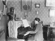 Charols, château de Salettes. - Marthe de Courtois jouant du piano dans le salon.