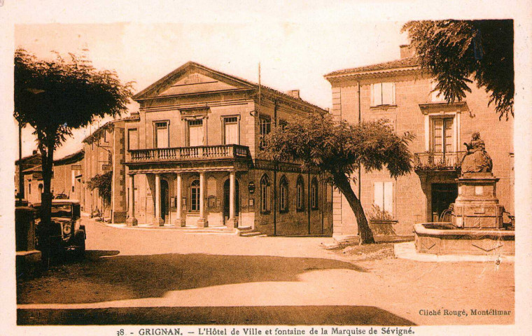 La mairie et la fontaine monumentale, le pilier sert de piédestal à la statue de Madame de Sévigné (1857).
