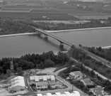 Vue aérienne du pont sur le canal de dérivation, nationale 102, entre Montélimar et le Teil (Ardèche).