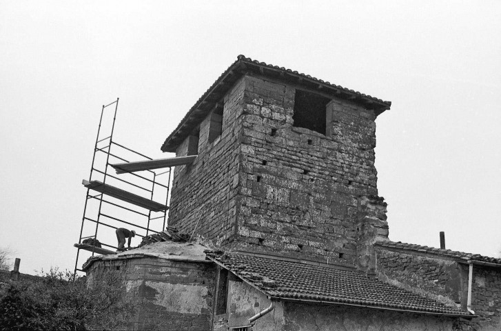 Peyrins. - Le clocher de la chapelle Saint-Ange en travaux de restauration.