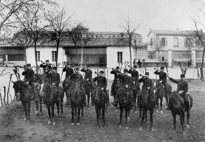 Valence. - Trompettes à cheval, caserne Chareton.