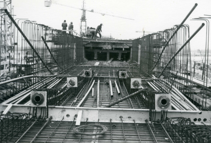 Ferraillage du hourdis inférieur et des aires de la travée 1. Début de la pose de la précontrainte.