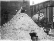 Arles (Bouches-du-Rhône), maison de Courtois, 4 rue du Cloître. - Monticule de neige dans le jardin de la maison avec une ouverture d'où sort un chien de type Jack Russell terrier.