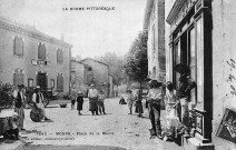 Mours-Saint-Eusèbe.- Place de la mairie et Grande Rue. Actuelle rue du Sabotier.