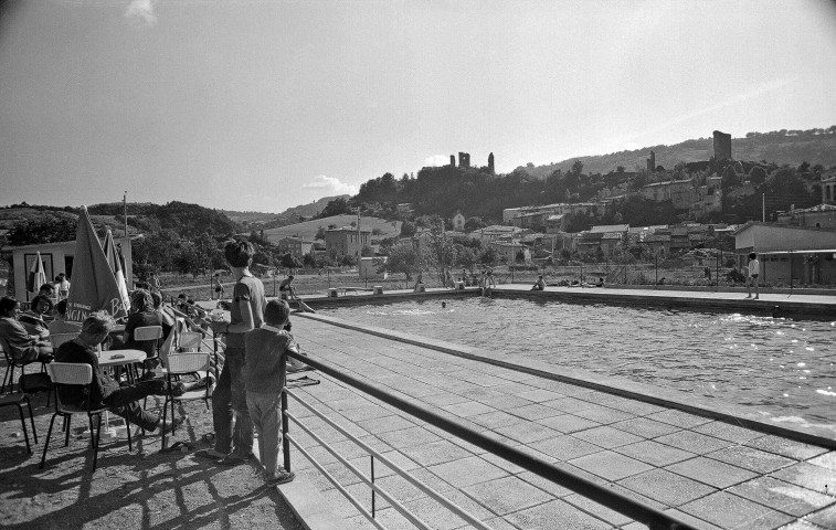 Bourdeaux.- La piscine