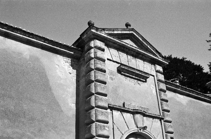 Châteaudouble.- Fronton du porche d'accès au château.