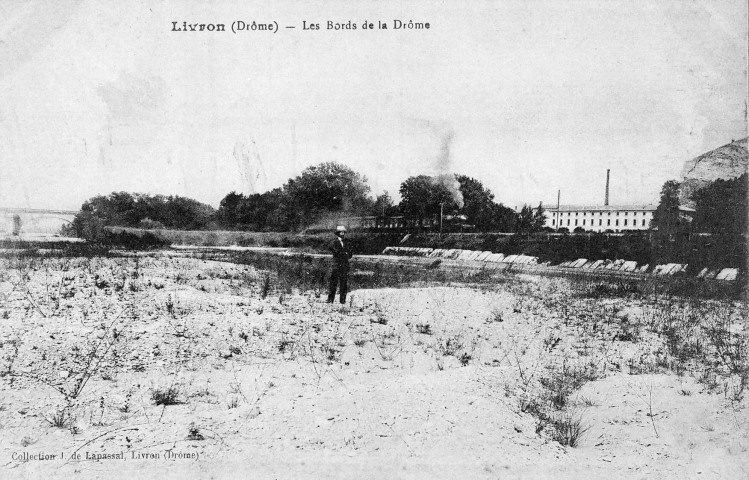 Livron-sur-Drôme. - Passage du train au bord de la Drôme.