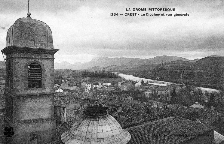 Crest.- Vue générale de la ville et le clocher de la chapelle des Cordeliers.