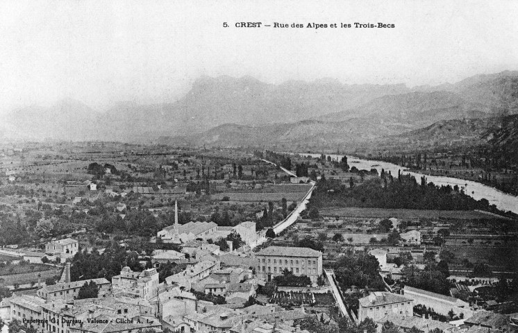 Crest.- Vue du quartier Est, de la vallée de la Drôme et des Trois Becs.