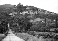 Mirmande. - L'église Sainte Foy (XIIe siècle) dominant le village