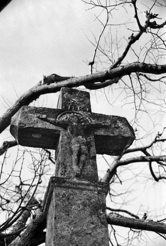 Bellecombe-Tarendol.- Détail d'une croix de chemin de Bellecombe.