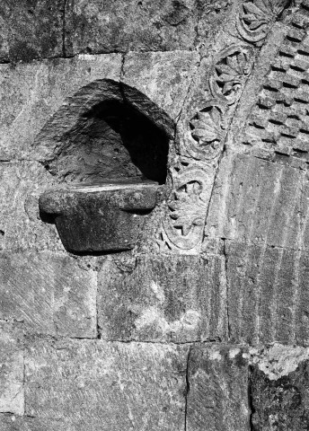 La Bâtie-Rolland. - Détail du porche de la chapelle Saint-Andéol.