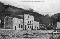 La mairie et le groupe scolaire.