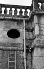 Grignan. - Détail du mur de soutènement des terrasses du château.